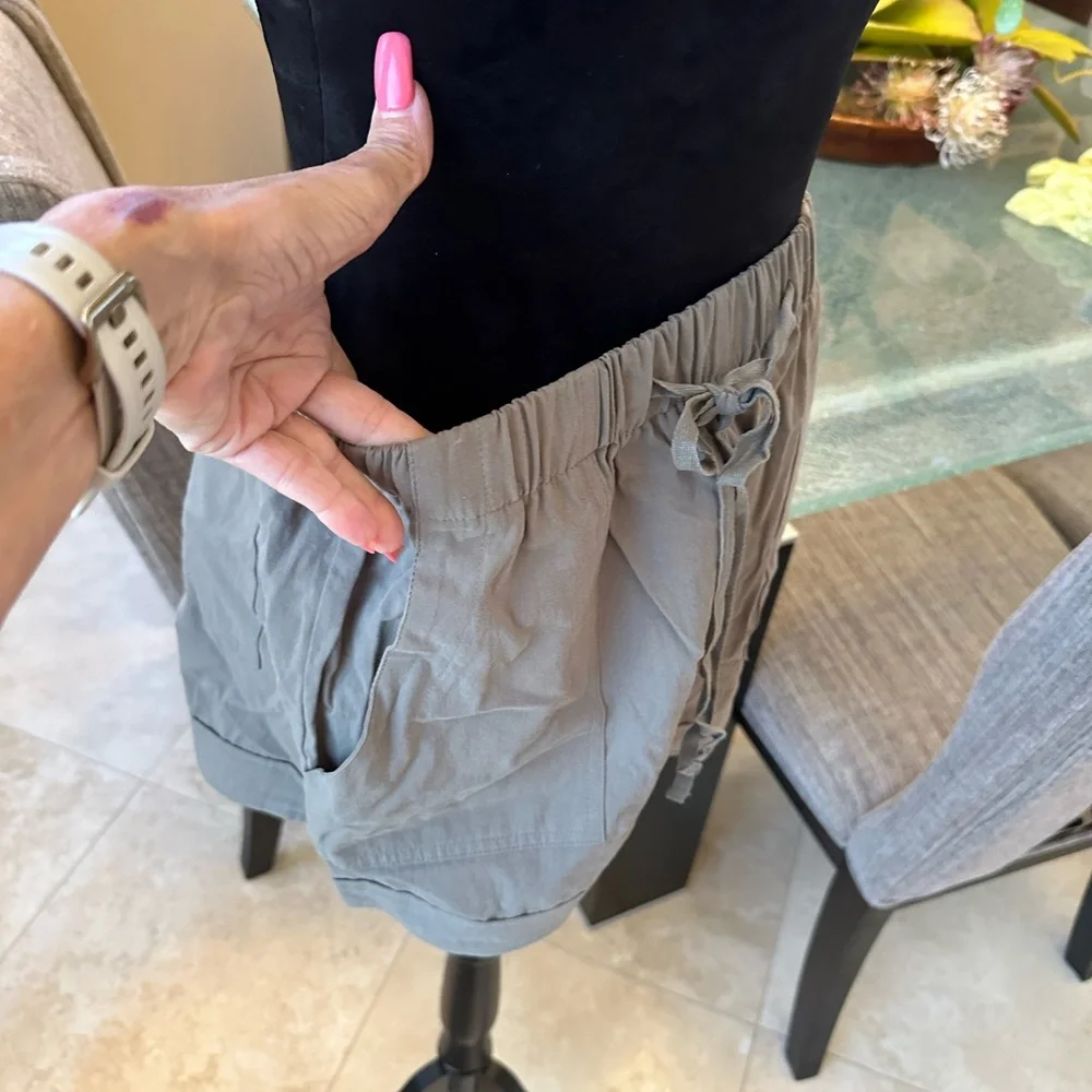 KHAKI GREEN ELASTIC AND DRAWSTRING SHORTS SIZE MED